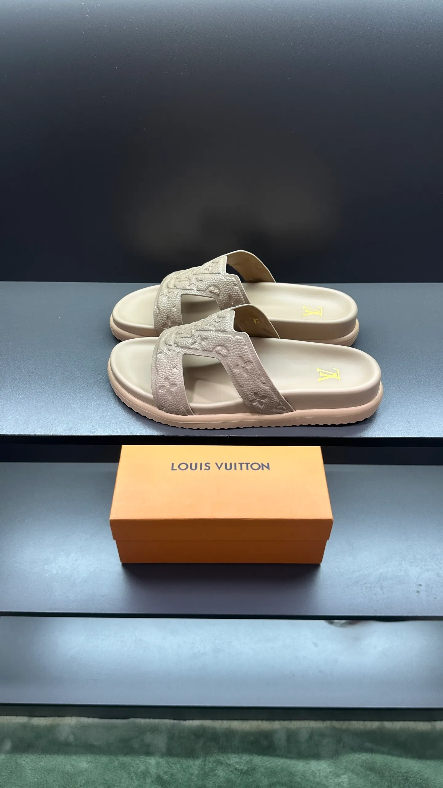 P300 🔍Top purchasing agent LV men's spring and summer slippers counter synchronized. The upper is made of cowhide fabric imported from Italy, with logo graphics and high-quality craftsmanship. The sole is: the original sole provided by the original factory. The exclusive molded sole is super comfortable. The original factory follows the order. 🔍🔍High quality. You can enter and exit the counter at will. Welcome to compare. Size 38-45
